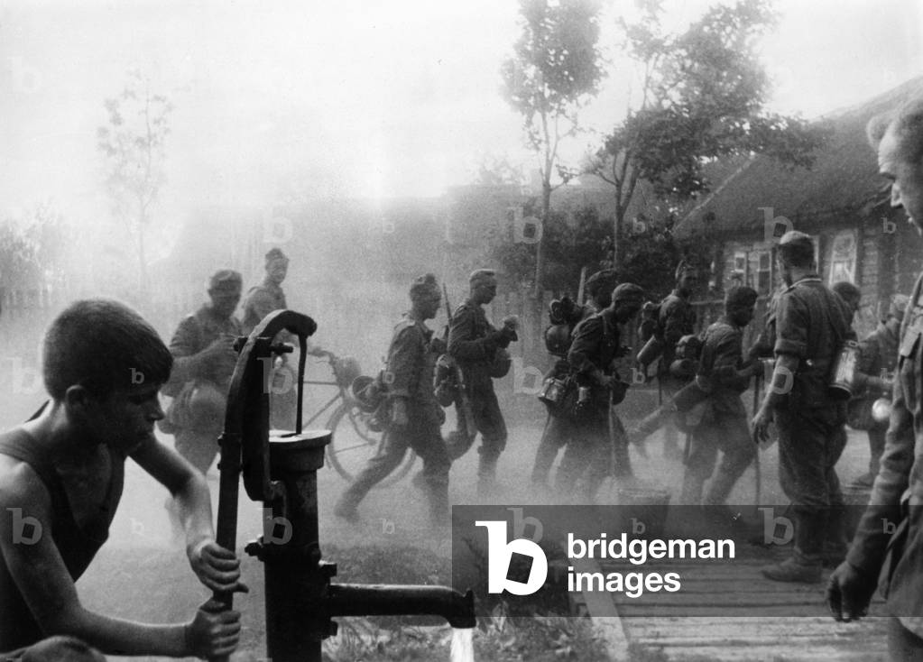 Image of German infantry gaining ground on the Eastern Front, 1941 (b/w