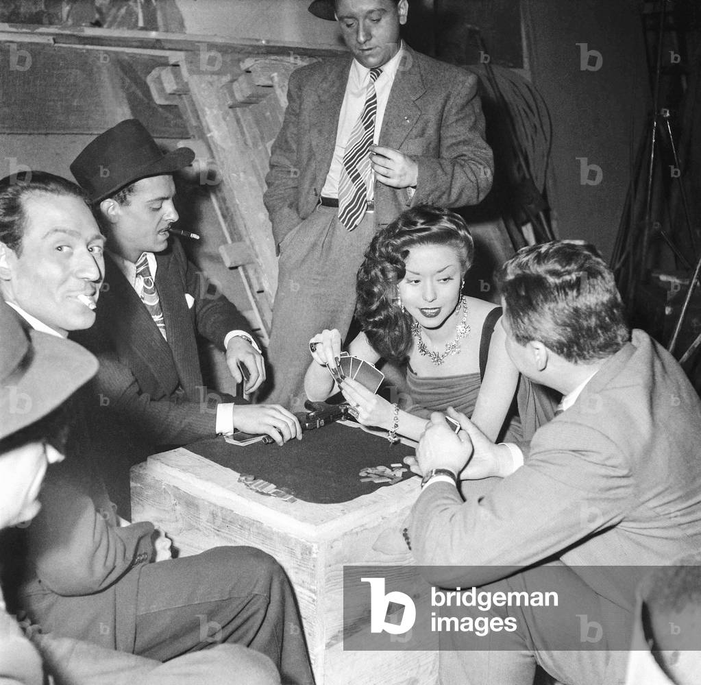 Bild von Fotografie "Französische Schauspielerin Maria Riquelme über Filmset „Chicago Digest“ in Paris" 1951, 