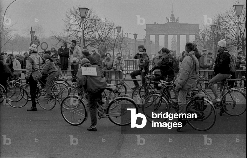 Bild von Fotografie "Berlin zur Zeit der Wende 1989/1990 - 1. Fahrraddemonstration in Ost-Berlin (Foto)" 1990 