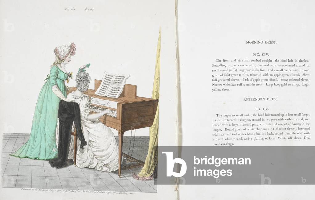 Morgenkleid und Nachmittagskleid. Zwei Frauen, eine sitzt am Klavier. Eine Frau trägt ein grünes Kleid und ein