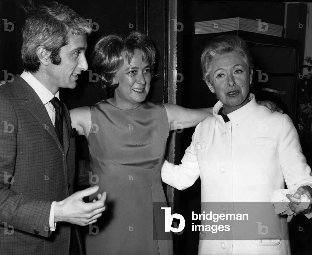 Image of Photography depicting Jacqueline Maillan Congratulated By Marcel Amont and Patachou After her Show at