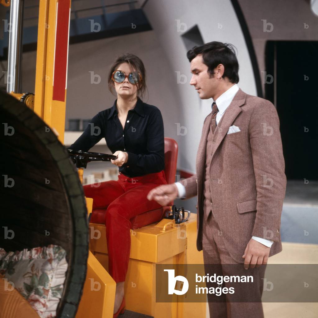 La cantante norvegese Wencke Myhre come ospite in uno show televisivo, Germania, inizio anni '70