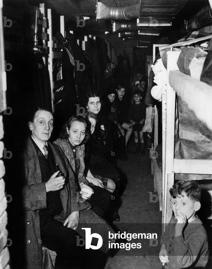 A Krefeld (Germania) i civili si rifugiano in un rifugio antiaereo come precauzione contro l'artiglieria nazis