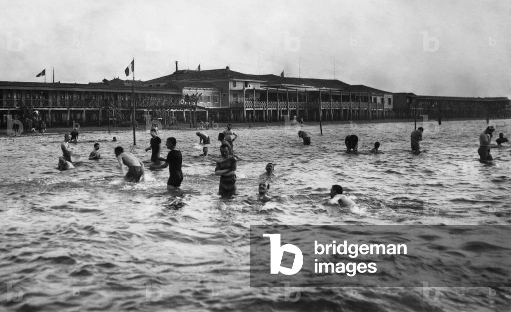 Immagine di Fotografia "Istituzione di Bagni Dal Lido Di Veneziae Visto Dal Mare"