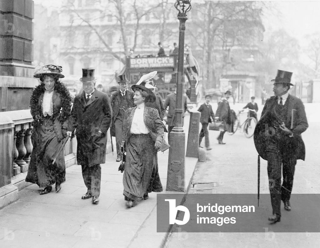 Suffragette con Herbert Enrico Asquith, 1909 (foto b/n)