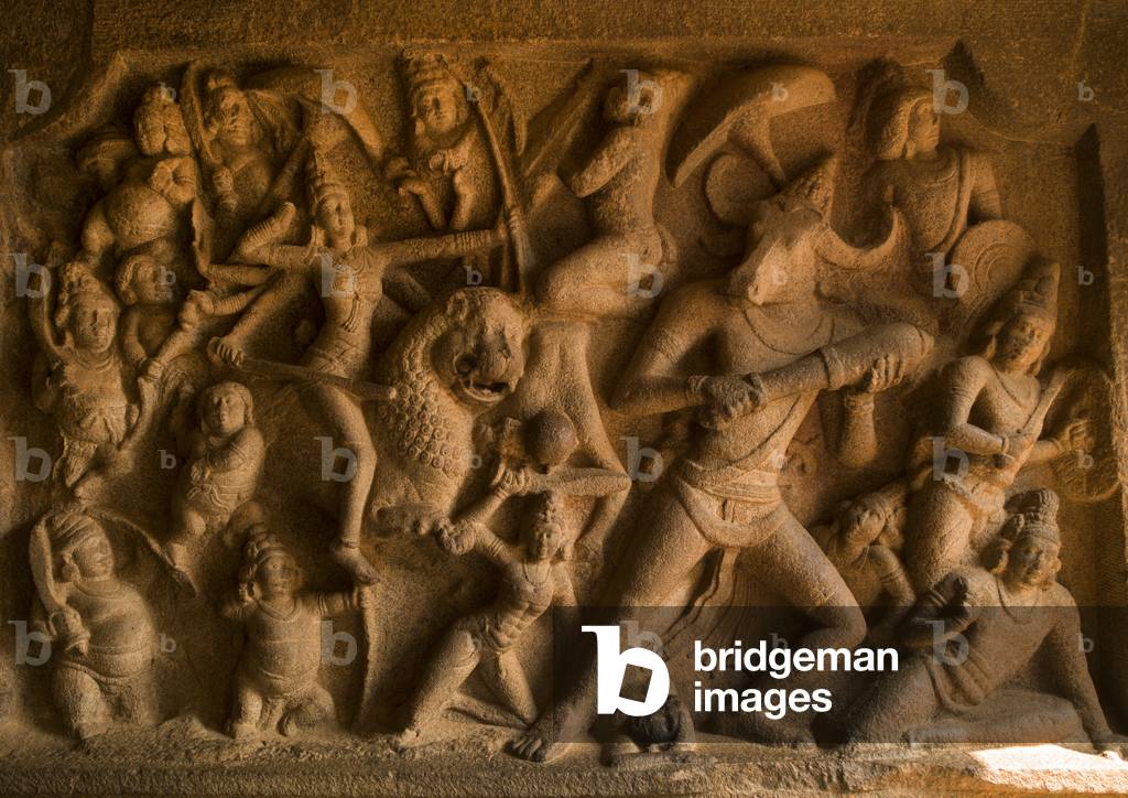 Bassorilievo della dea Durga che cavalca un leone che combatte Mahishasura, il demone bufalo alla grotta di Ma