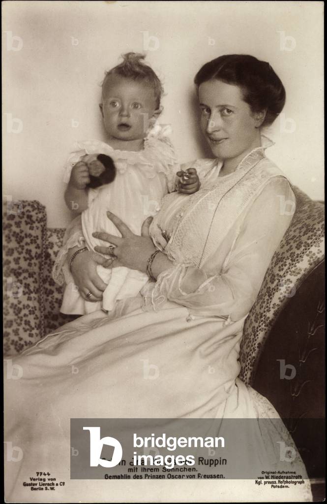 Immagine di Fotografia "La contessa Ina Maria von Ruppin con il figlio" di German Photographer, b/w