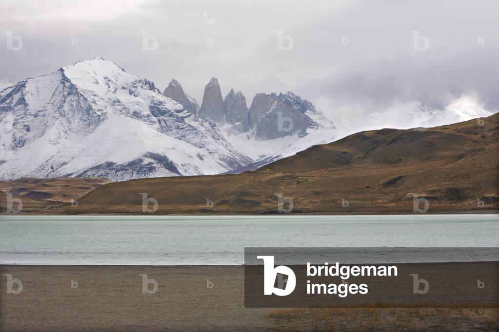 Schneebedeckte Berge und See, Patagonien, Chile (Foto)