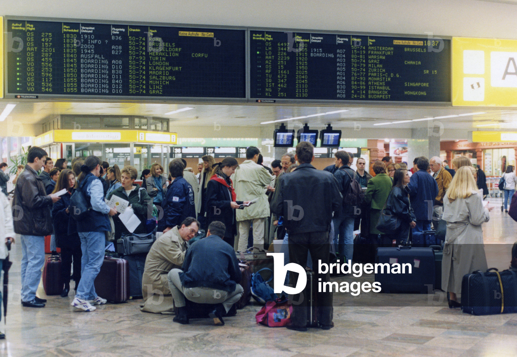 Immagine di Fotografia "Passeggeri in attesa all'aeroporto di Saarbrücken" 1995 di Erwin Wodicka