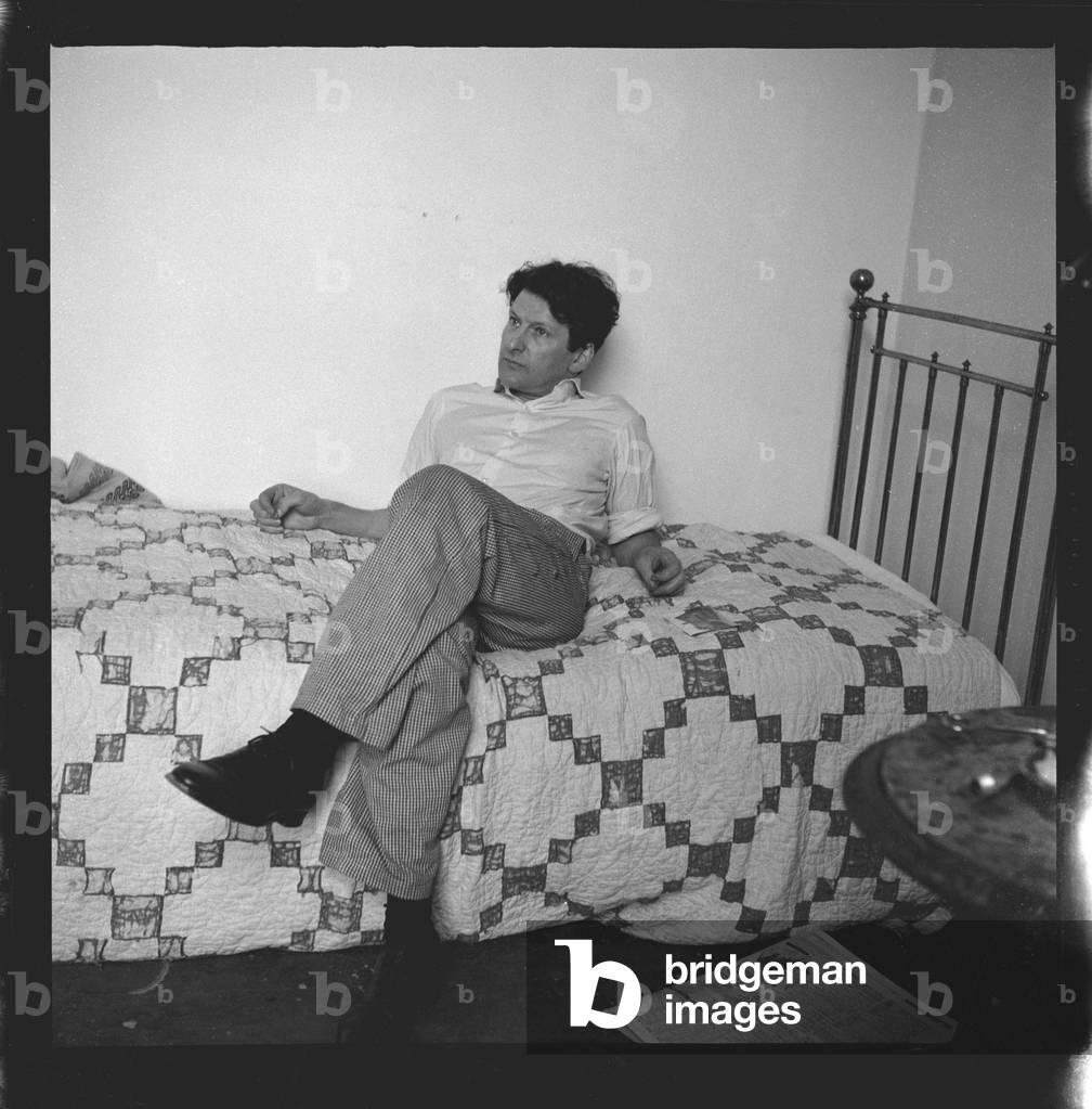 Bild von Fotografie "Lucian Freud auf Bett" von John Deakin, b/w