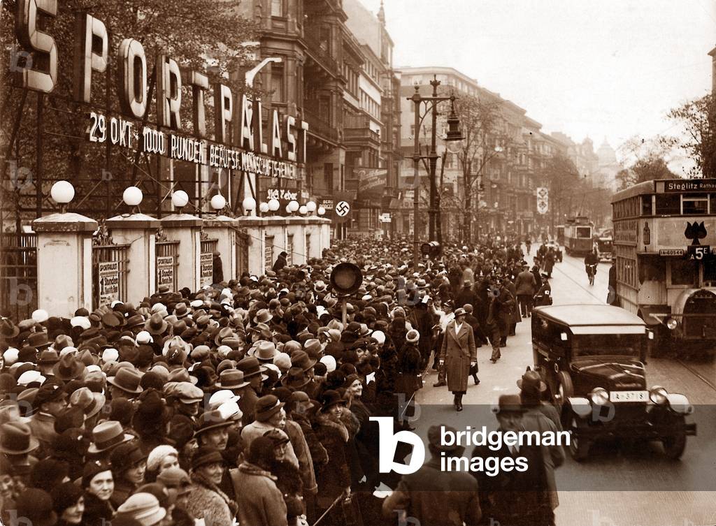 Image de Photographie représentant Grande foule devant le Palais sportif de Berlin 1933, b/w