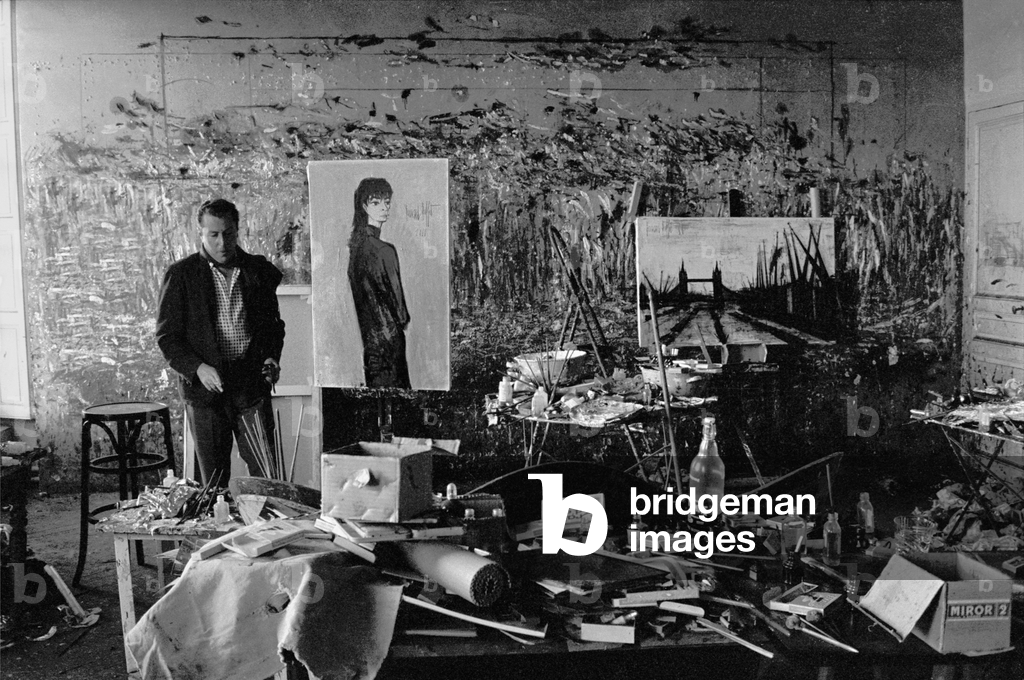 Immagine di Fotografia "Il pittore Bernard Buffet con il ritratto di sua moglie Annabel..." 1961 di Erich Less
