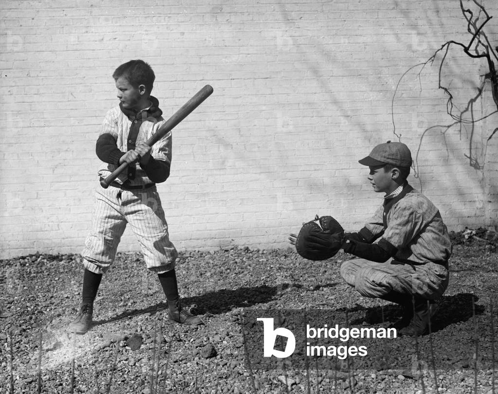 Immagine di Fotografia "Giocatore di baseball Youg al Bat 1923 (foto)", b/w