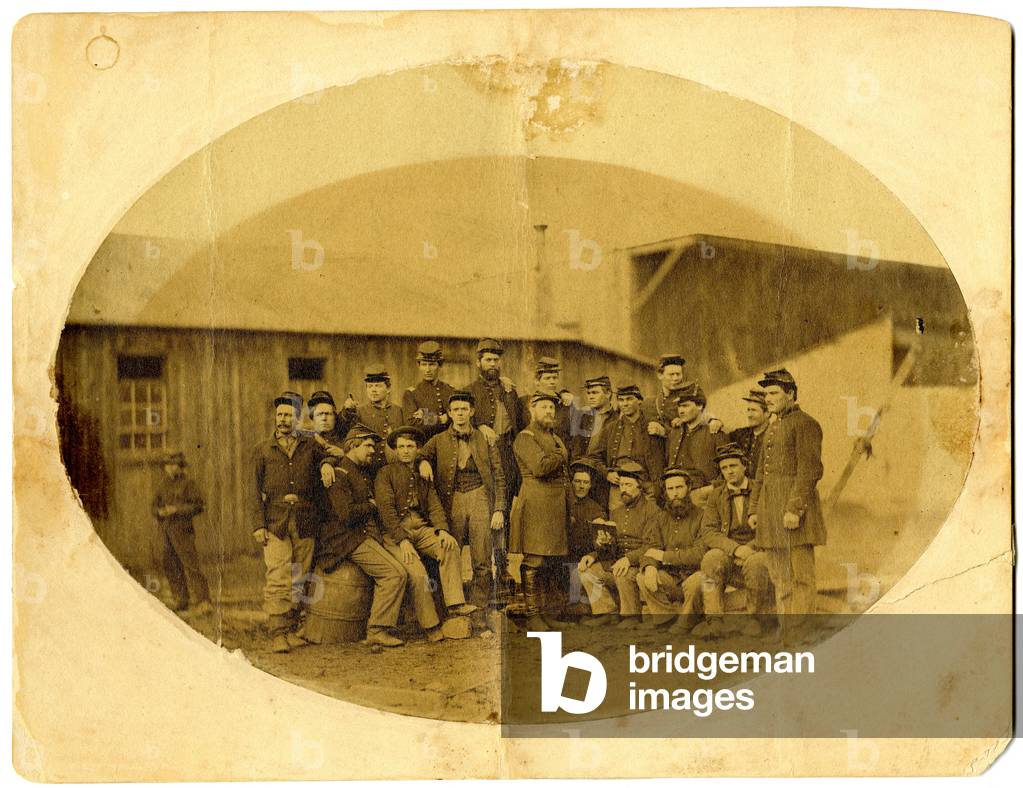 Bild von Fotografie "Ovales Foto des Unionsoffiziers (wahrscheinlich Alba M. Tucker) umgeben von seinen Mitarb