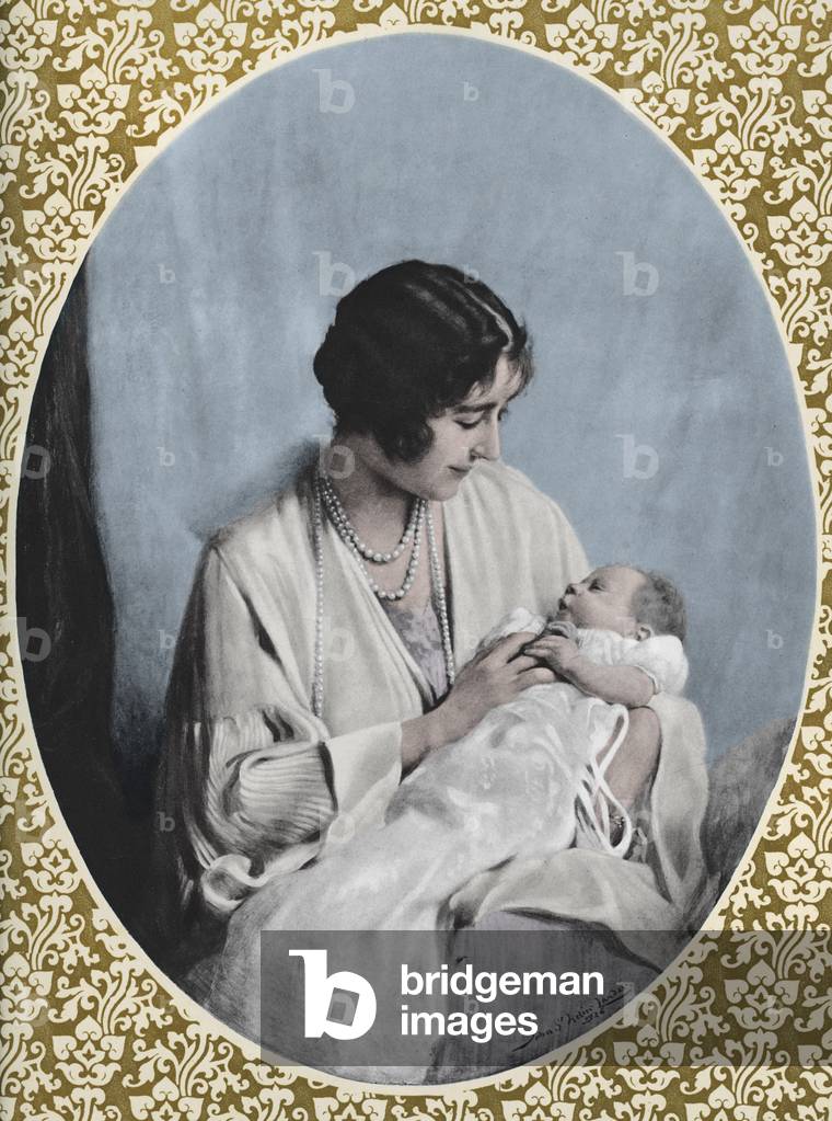 Elizabeth II (1926-2022) als Baby, gehalten von ihrer Mutter Elizabeth (1900-2002), gedruckt 1937 (Druck)