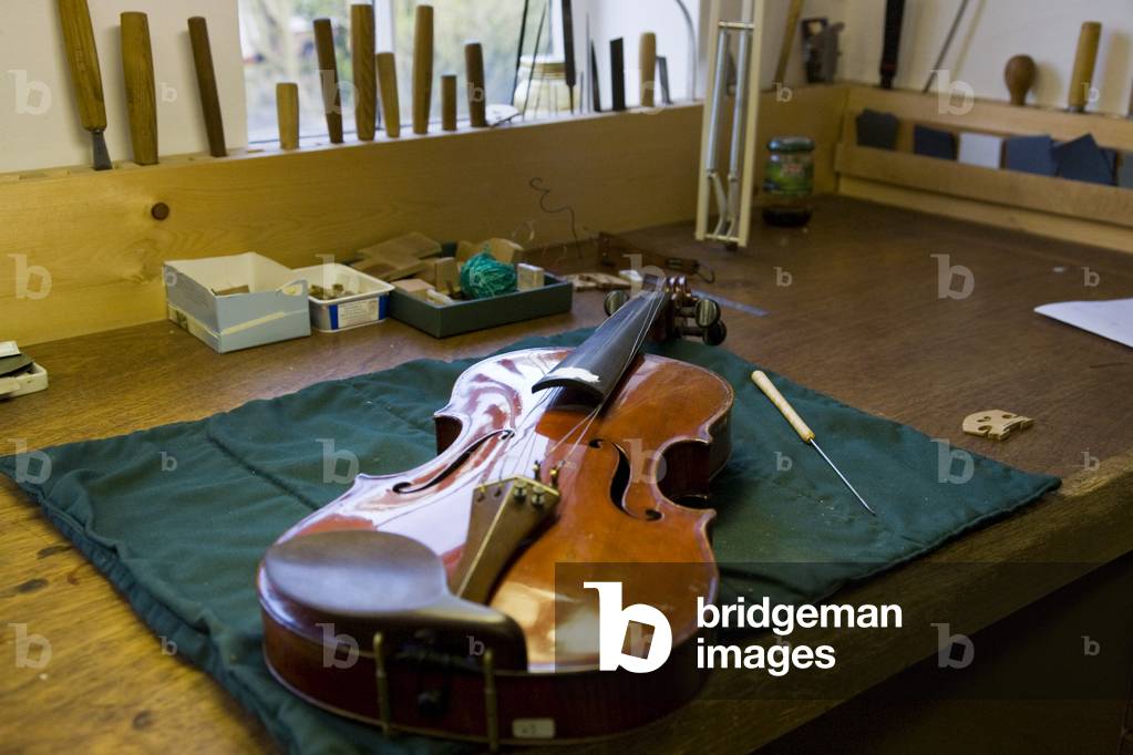 Geige umgeben von Werkzeugen