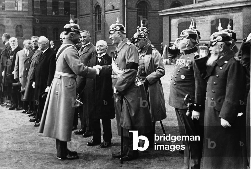 Image de Photographie représentant Prince héritier Rupprecht de Bavière avec des anciens combattants 1931, b/w