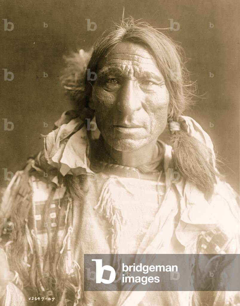 Immagine di Fotografia "Elk Boy - Oglala 1907 (foto)" di Edward Sheriff Curtis, b/w