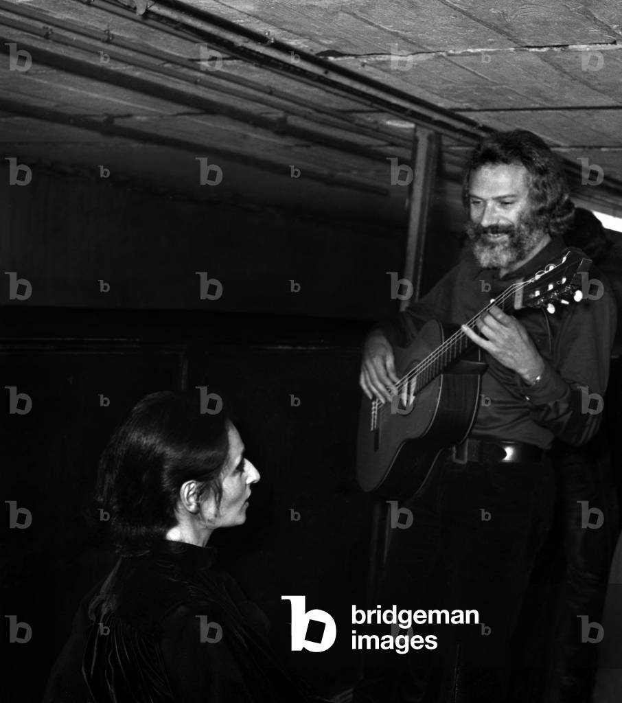 I cantanti francesi Georges Moustaki e Barbara (Monique Andree Serf) durante un concerto a Saint Ouen, il 15 o