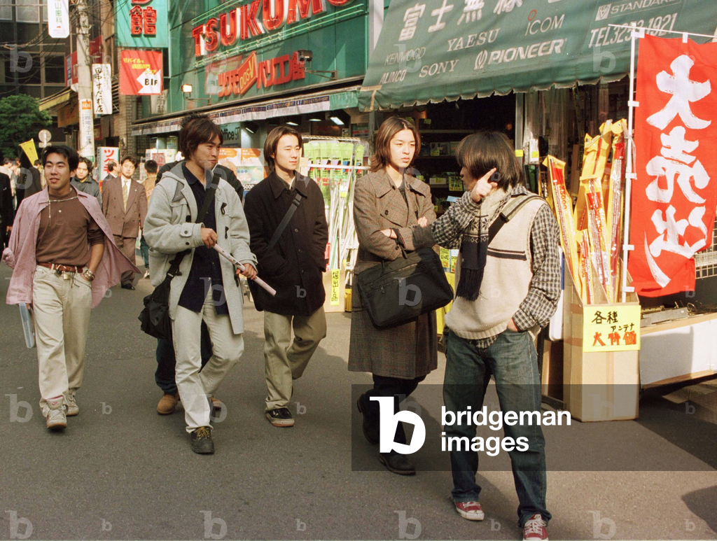 Immagine di Fotografia "Giovani passanti in una strada commerciale" 1999 di Kristina Eriksson