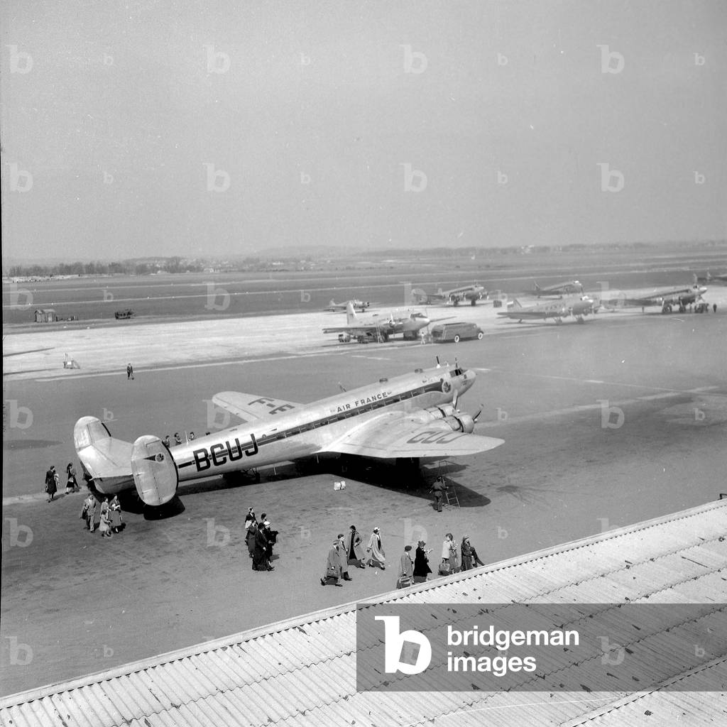"Arrivo di turisti stranieri all'aeroporto di Bourget" 1952