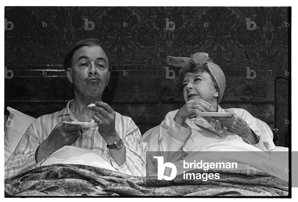 Bild von Fotografie "Schlafzimmer Farce" von John Haynes, b/w