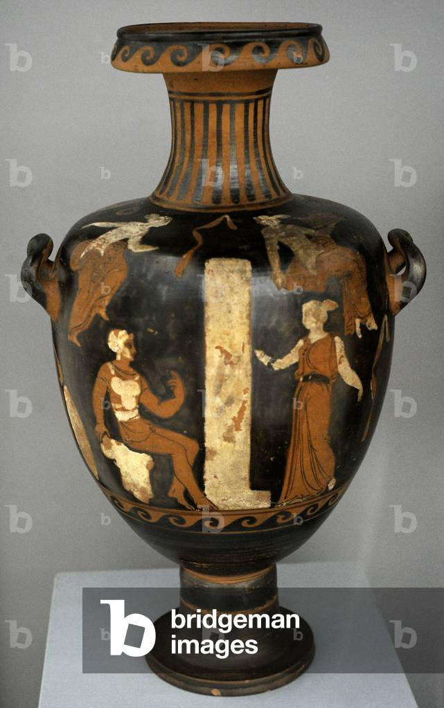 Hydria con figura rossa raffigurante una donna tra una stela bianca, da Cumae, c.340-330 a.C.