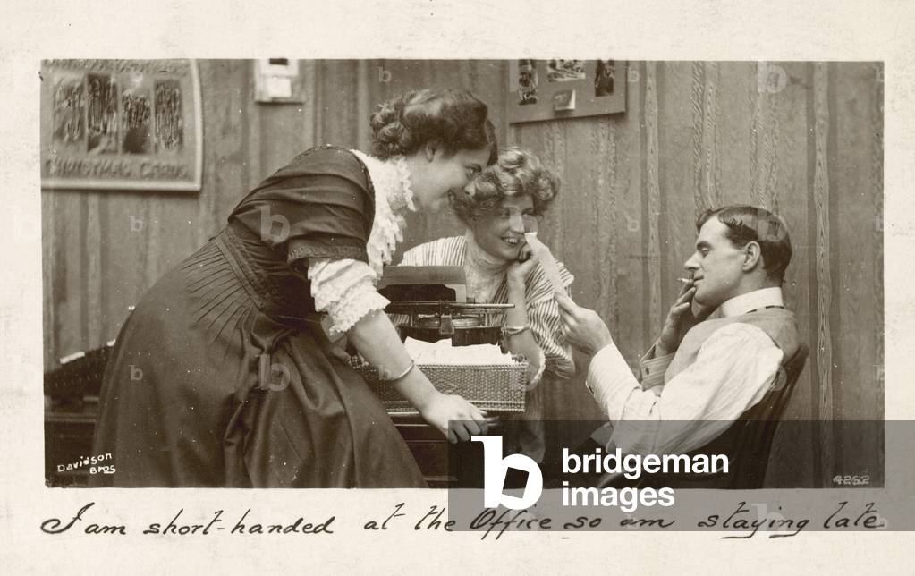 Immagine di Fotografia "Sono a corto di personale in ufficio" di English Photographer, b/w