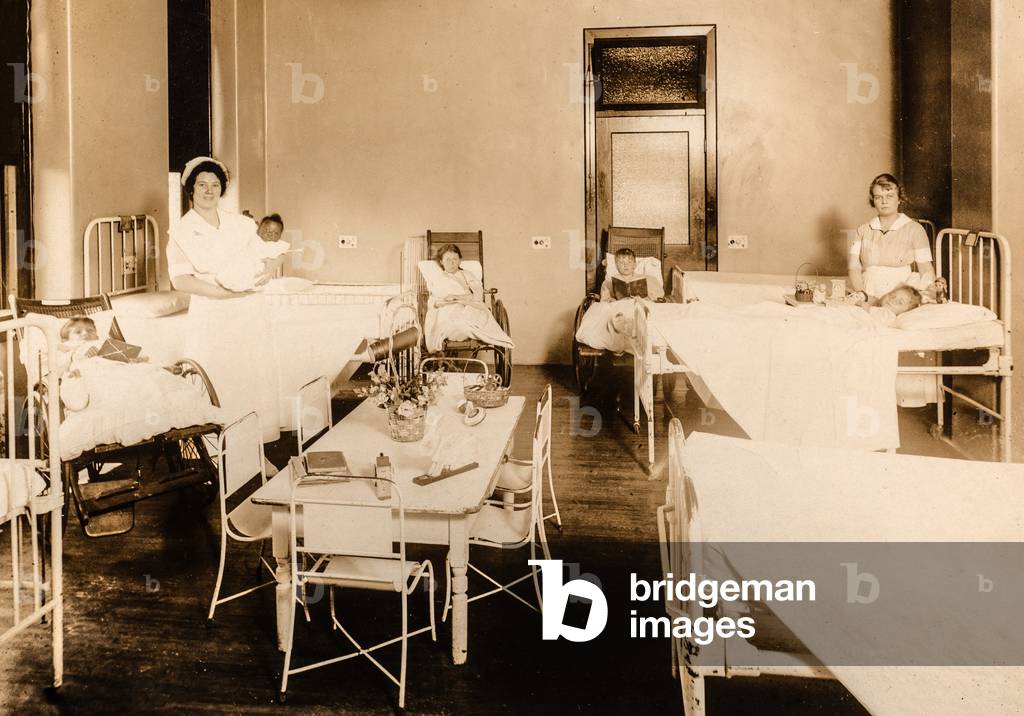 Immagine di Fotografia "Infermieri nel reparto maternità" 1910