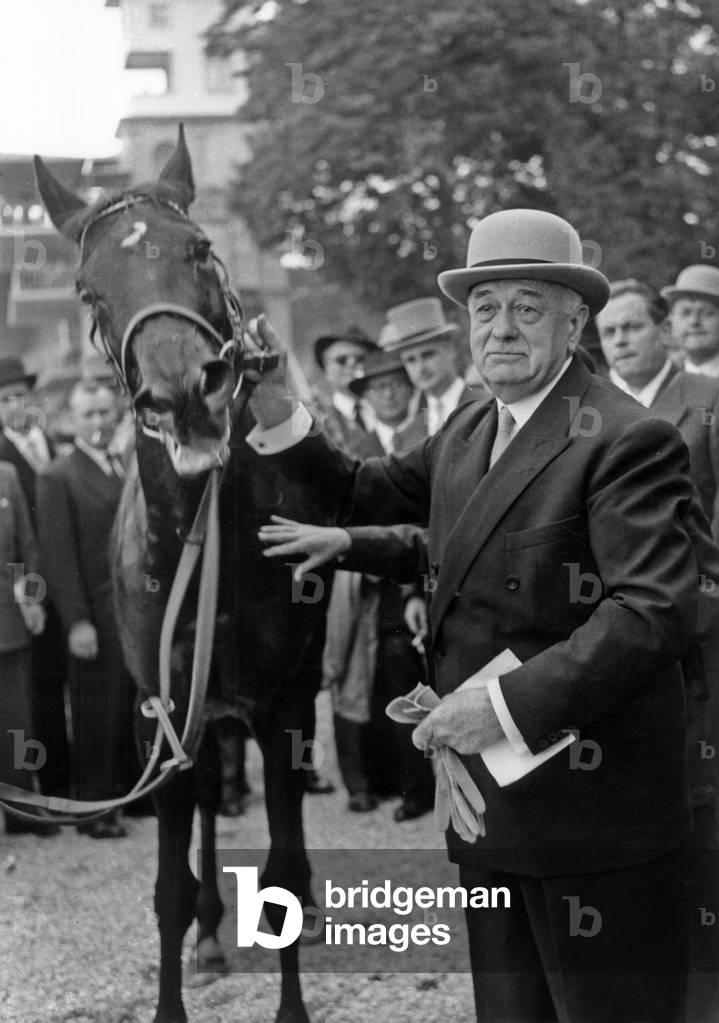 French Oaks in Chantilly 3. Juni 1956: Das Siegerpferd „Appolonia“ und Besitzer Marcel Boussac (s/w Foto)