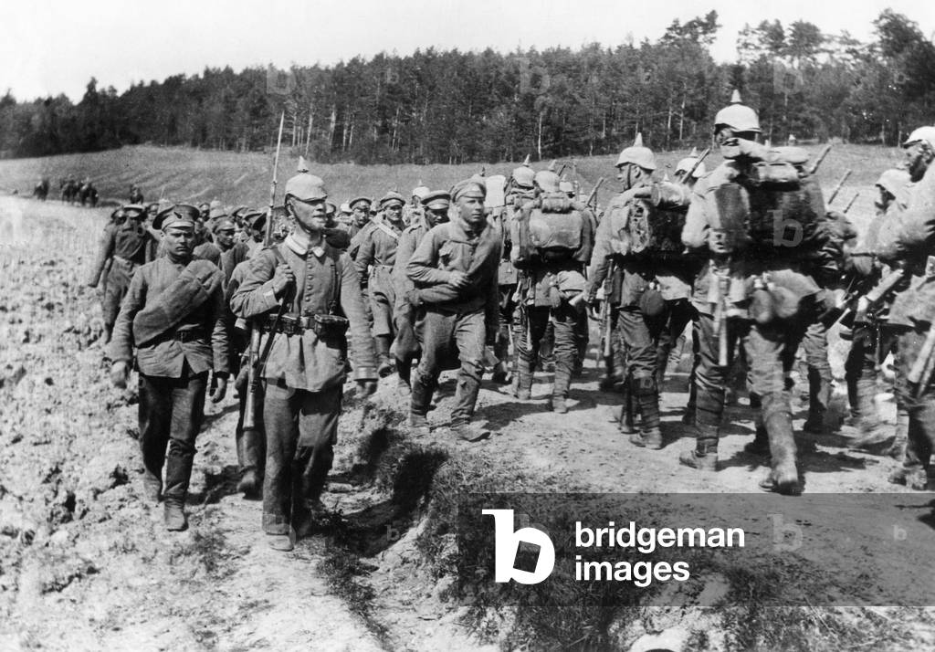 Image of A transport of Russian prisoners of war meets a German