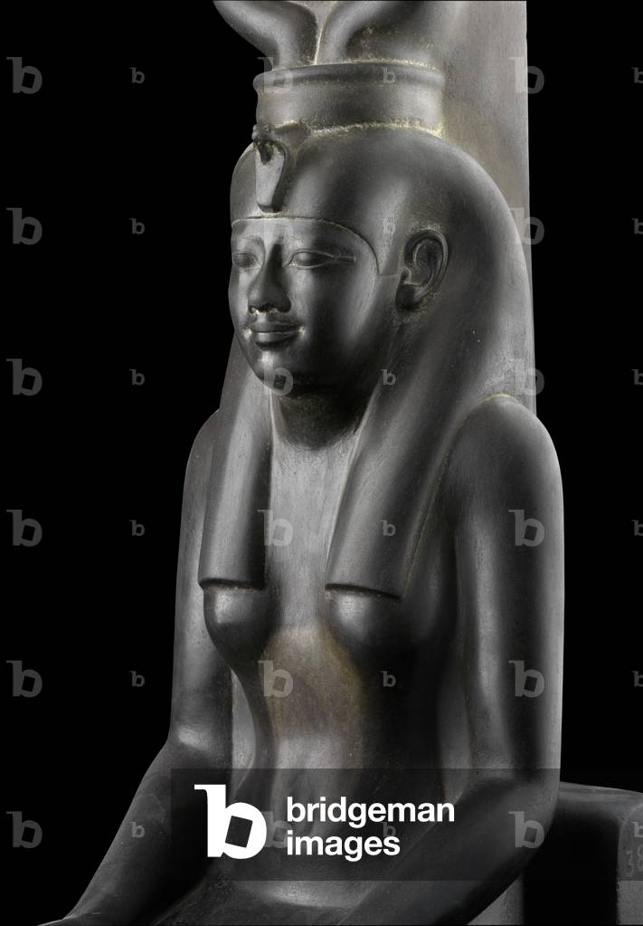 Statue der Göttin Isis, aus dem Grab des Schreibers Psamtek, Saqqara, Spätzeit (Schiefer)