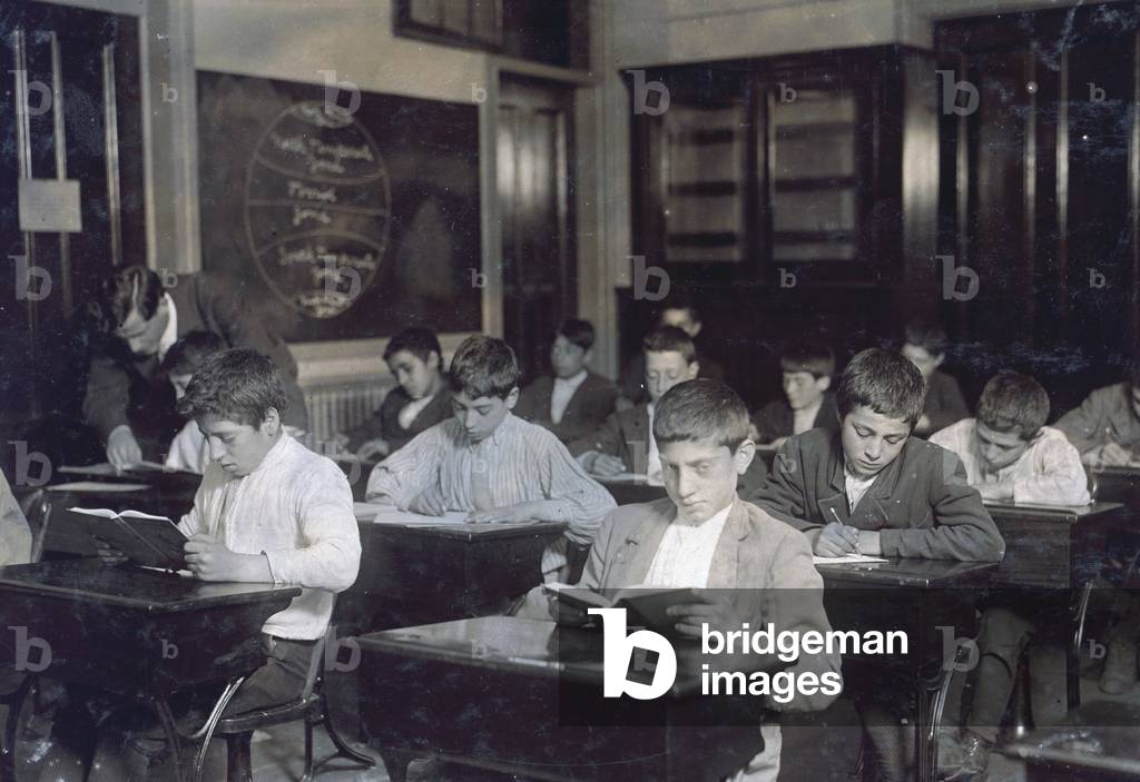 Immagine di Fotografia "L'immagine mostra una classe di immigrati in una scuola serale" 1909 di Lewis Wickes H