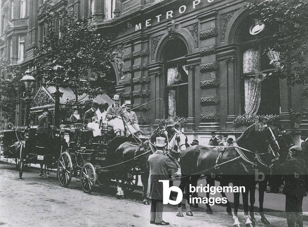 "Una carrozza trainata da cavalli sulla strada davanti all'Hotel Metropole (foto)" 1801 di English Photographe