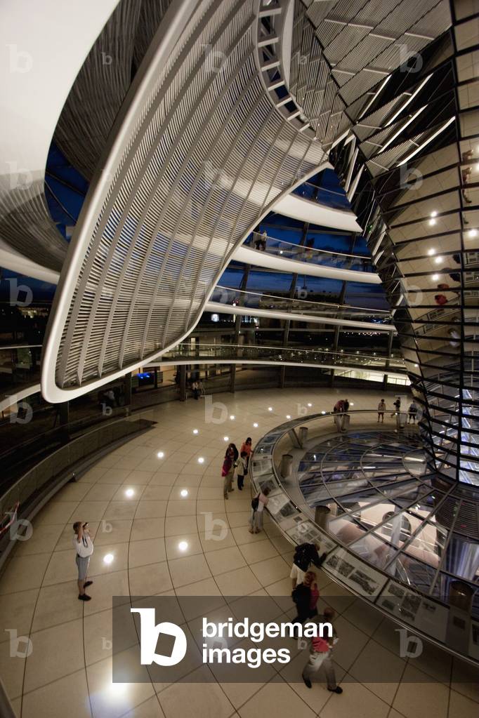 Immagine di Fotografia "Dentro Norman Foster's Dome of the Reichstag Building at Night" di Norman Foster