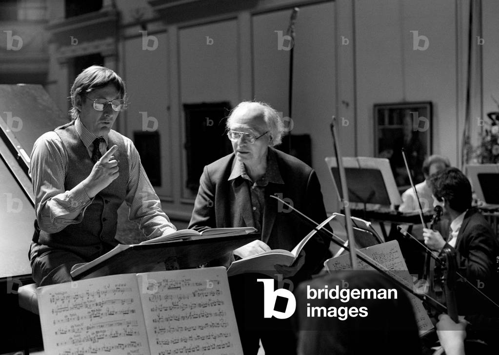 Immagine di Fotografia "Olivier Messiaen con il direttore John Carewe alla Royal Academy of Music" 1987 di Suz