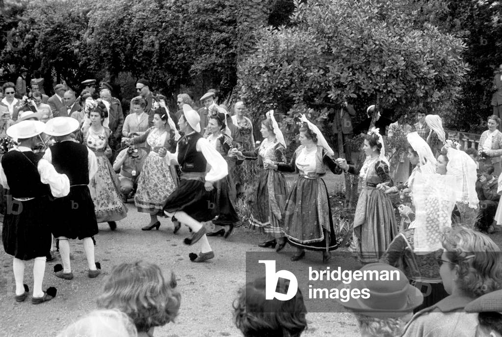 Voyage en Grèce - groupe folklorique dansant. L'image date d'environ 1954. Photo Erich Andres 1954