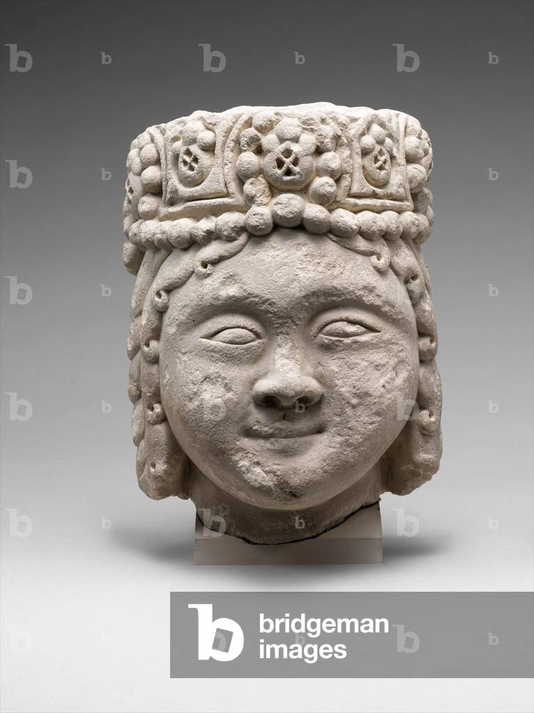 Testa da figura con copricapo in rilievo, sec. XII (calcare fossilifero, intagliato e forato)