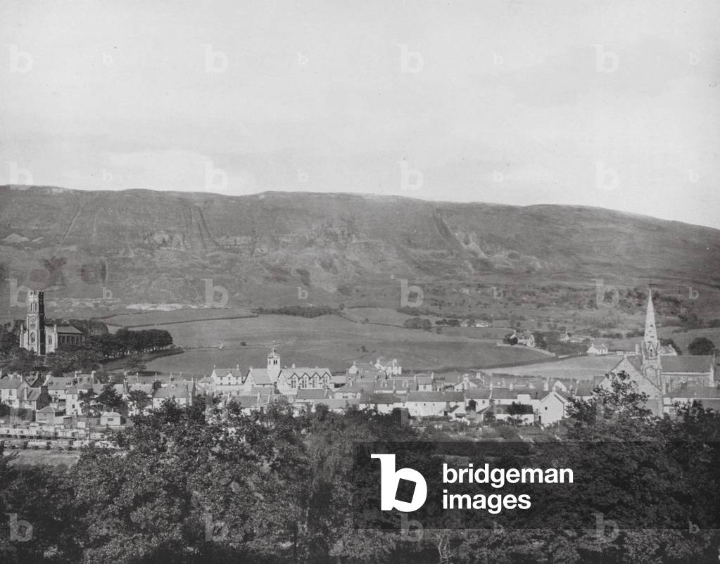 Image de Photographie représentant Écosse : Lennoxtown vue du sud (photo noir et blanc) par English Photograph