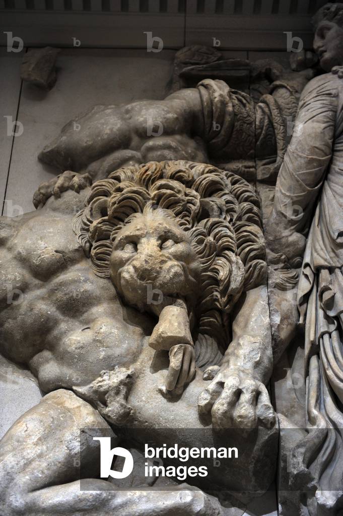 Altare del Pergamo. La dea Ceto che assiste suo padre Pontus.