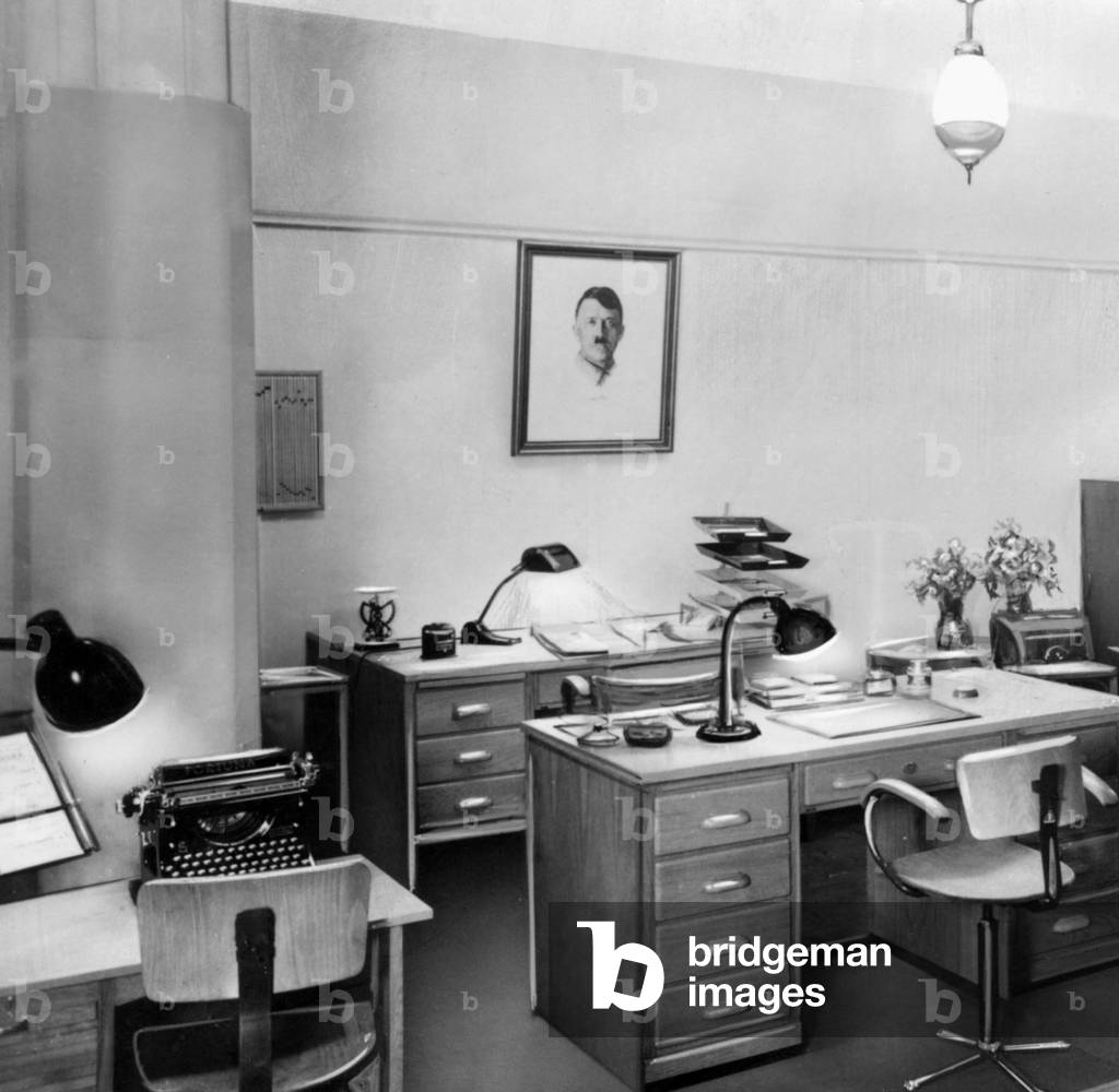 Immagine di Fotografia "Ufficio modello alla Fiera di Berlino" 1933, b/w