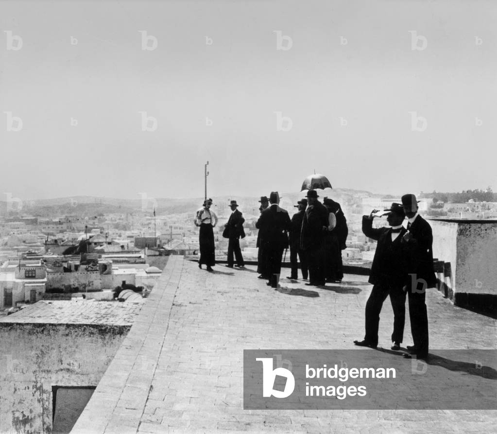 Bild von Fotografie "Touristen in Tunis um 1910" 1910, b/w