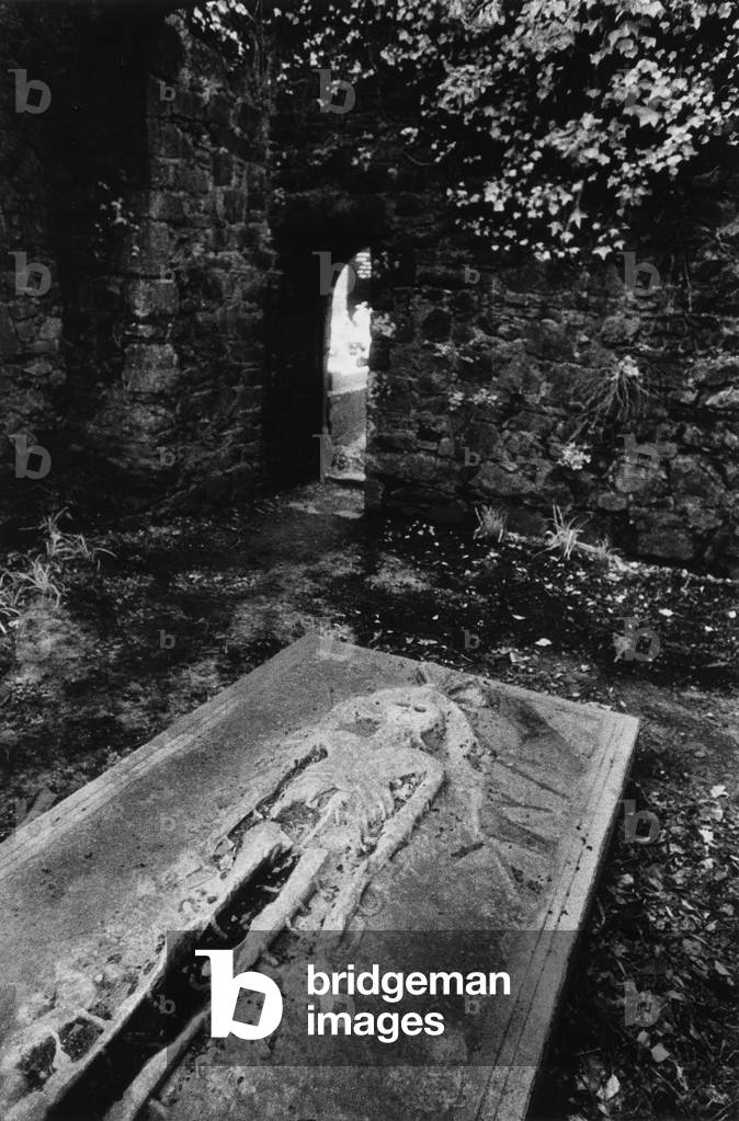 Cadavere, cimitero di Stamullen, Contea di Meath, Irlanda (foto b/n)