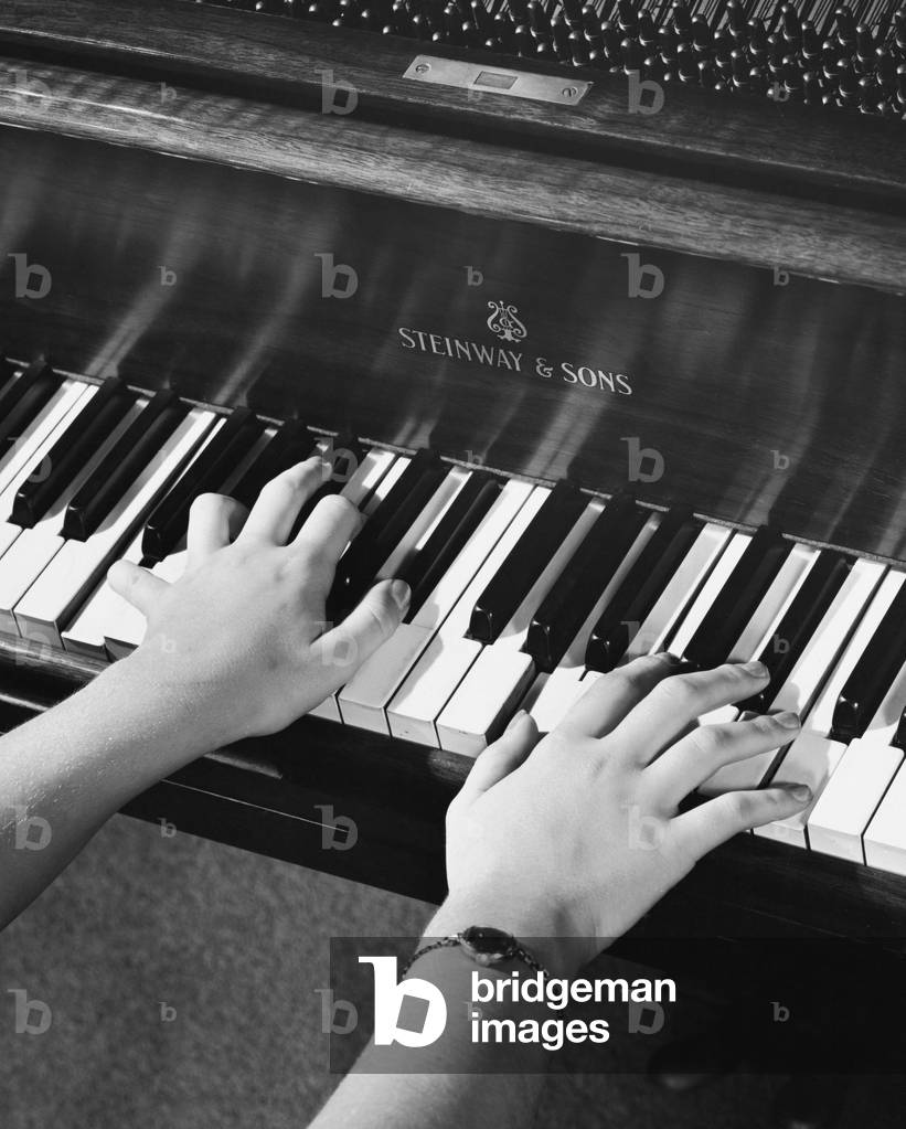 Immagine di Fotografia "Vista dall'alto delle mani di una persona che suona il piano", b/w