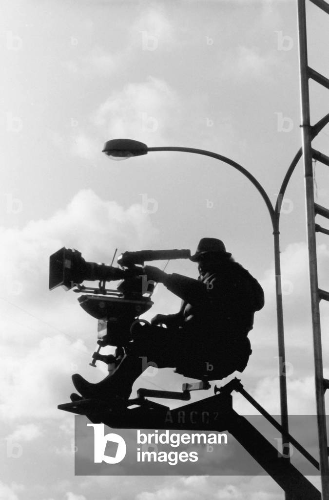 Immagine di Fotografia "Federico Fellini sul set del film «La voce della Luna»", b/w