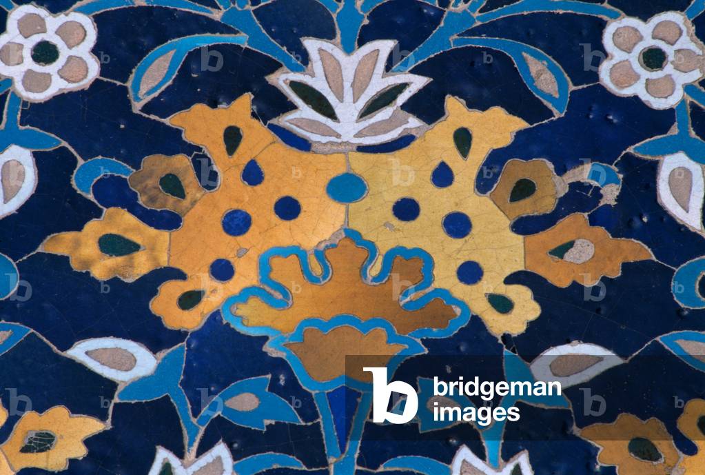 Das Darb-i Imam Mausoleum, dekorative Fliesenwerk des Iwan, Detail einer Blume (Foto)