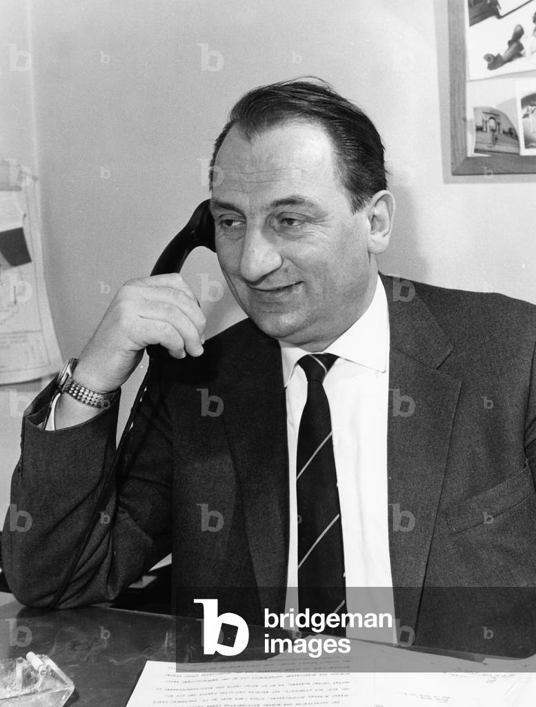 Deutscher Radio- und Fernsehreporter Hermann Rockmann am Telefon, Ende der 1950er Jahre