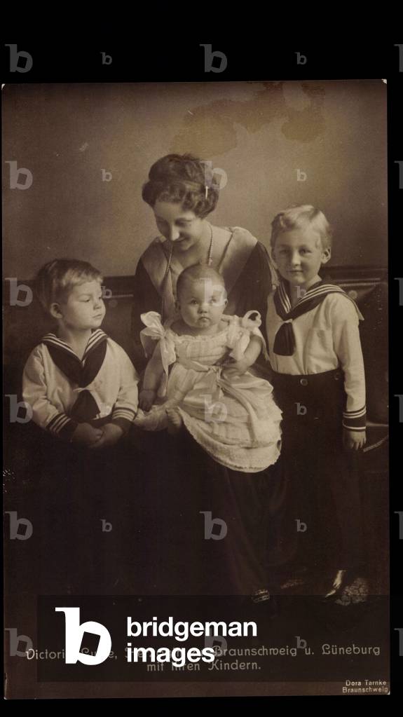 Immagine di Stampa "La Duchessa Viktoria Luise zu Braunschweig con i bambini", b/w