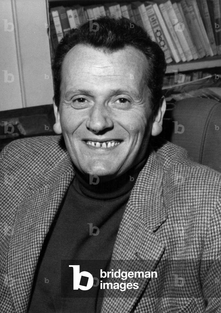 Bild von Fotografie "Der Journalist Paul Guimard in seinem Haus" 1957, b/w