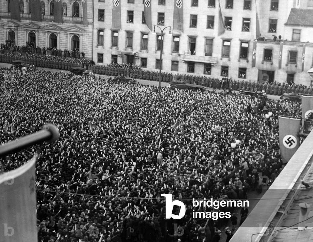 Immagine di Fotografia "Entusiasmo di massa a Berlino dopo l'annessione dell'Austria" 1938, b/w